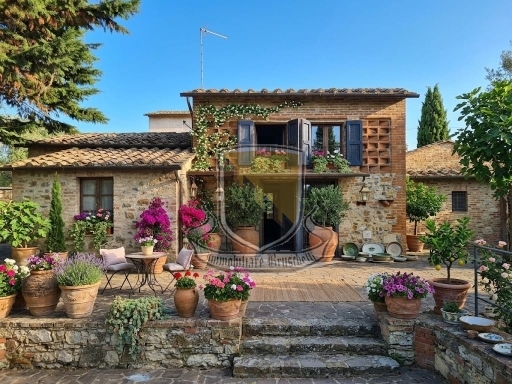 Rustico con giardino a Castelnuovo Berardenga