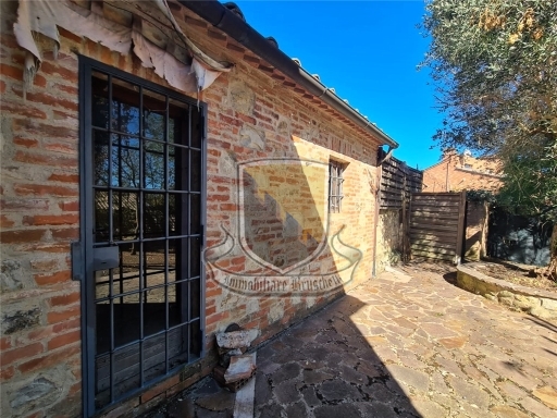 Rustico con giardino a Castelnuovo Berardenga