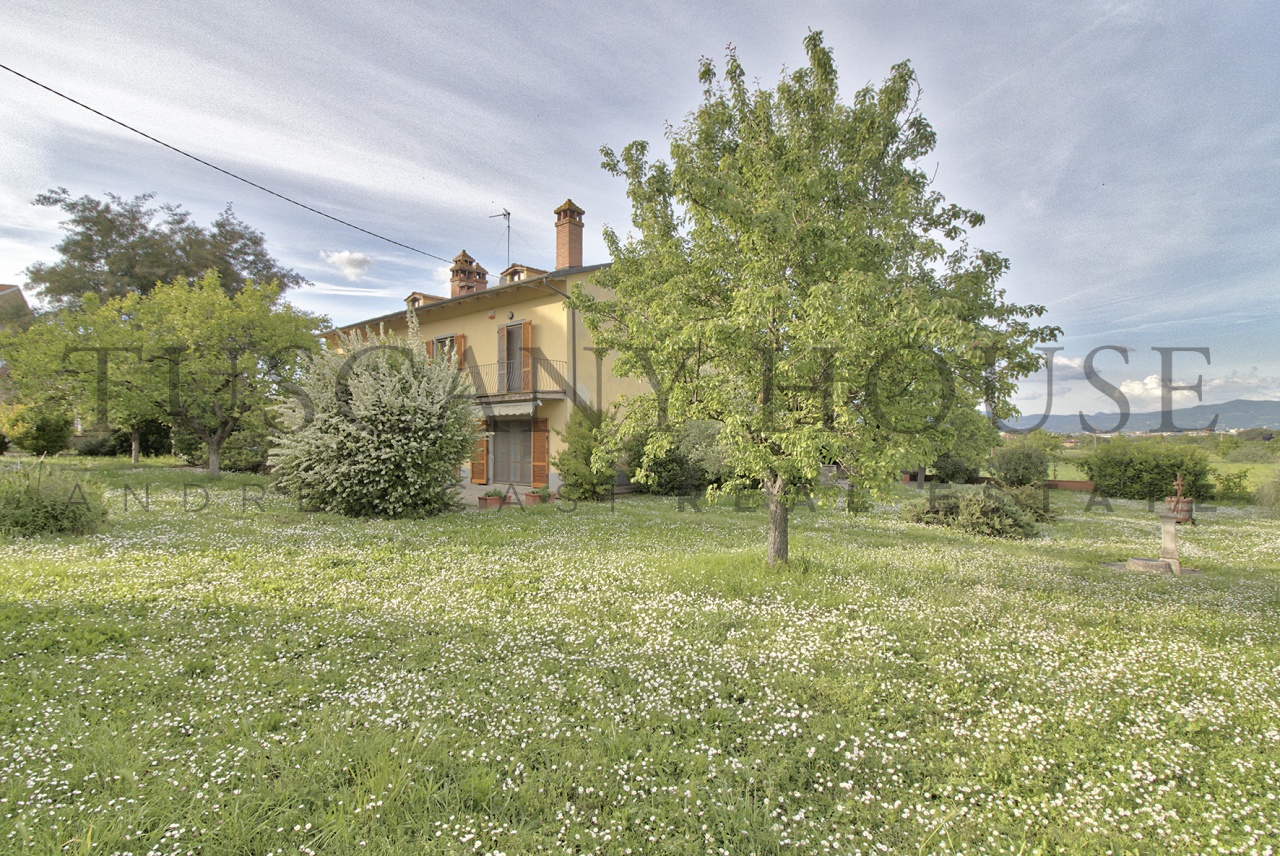 Villa con giardino in via di agazzi, Arezzo