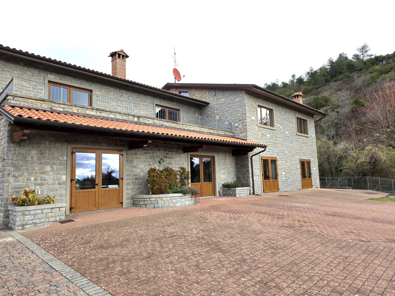 Locale commerciale con giardino a Chiusi della Verna