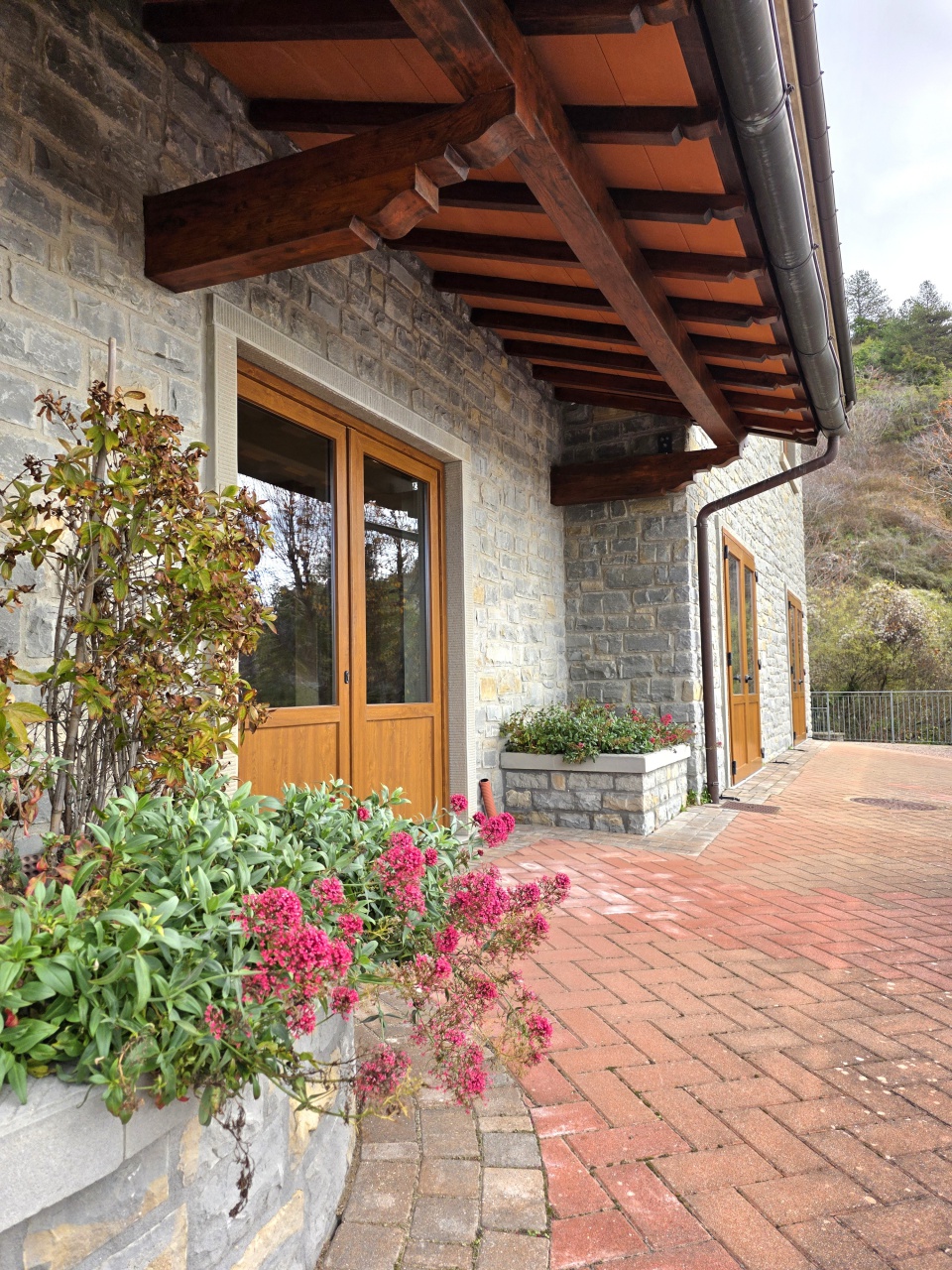 Locale commerciale con giardino a Chiusi della Verna