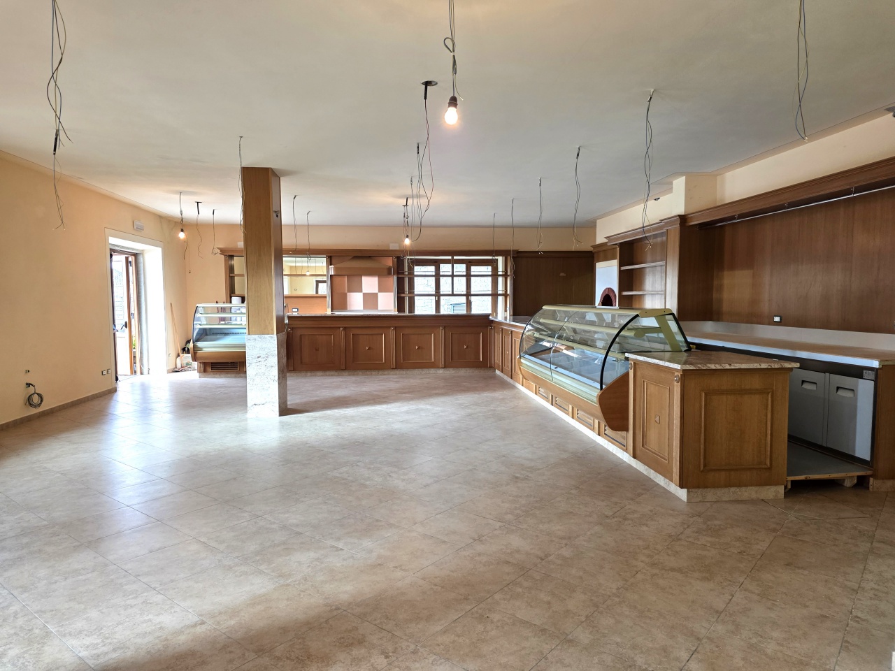 Locale commerciale con giardino a Chiusi della Verna