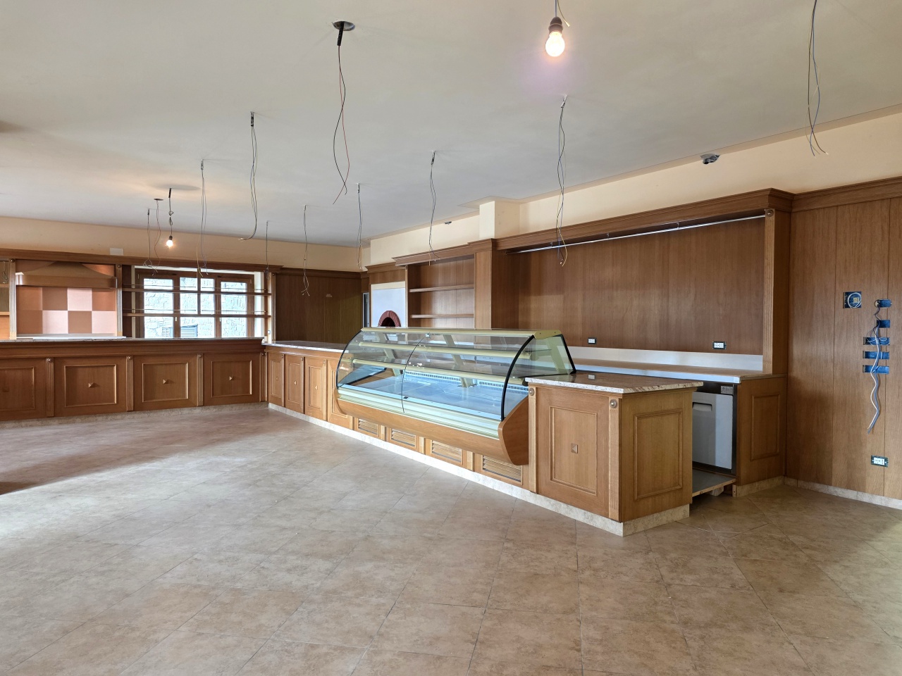 Locale commerciale con giardino a Chiusi della Verna