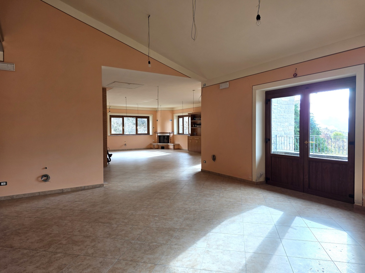 Locale commerciale con giardino a Chiusi della Verna