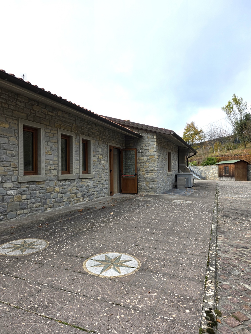 Locale commerciale con giardino a Chiusi della Verna