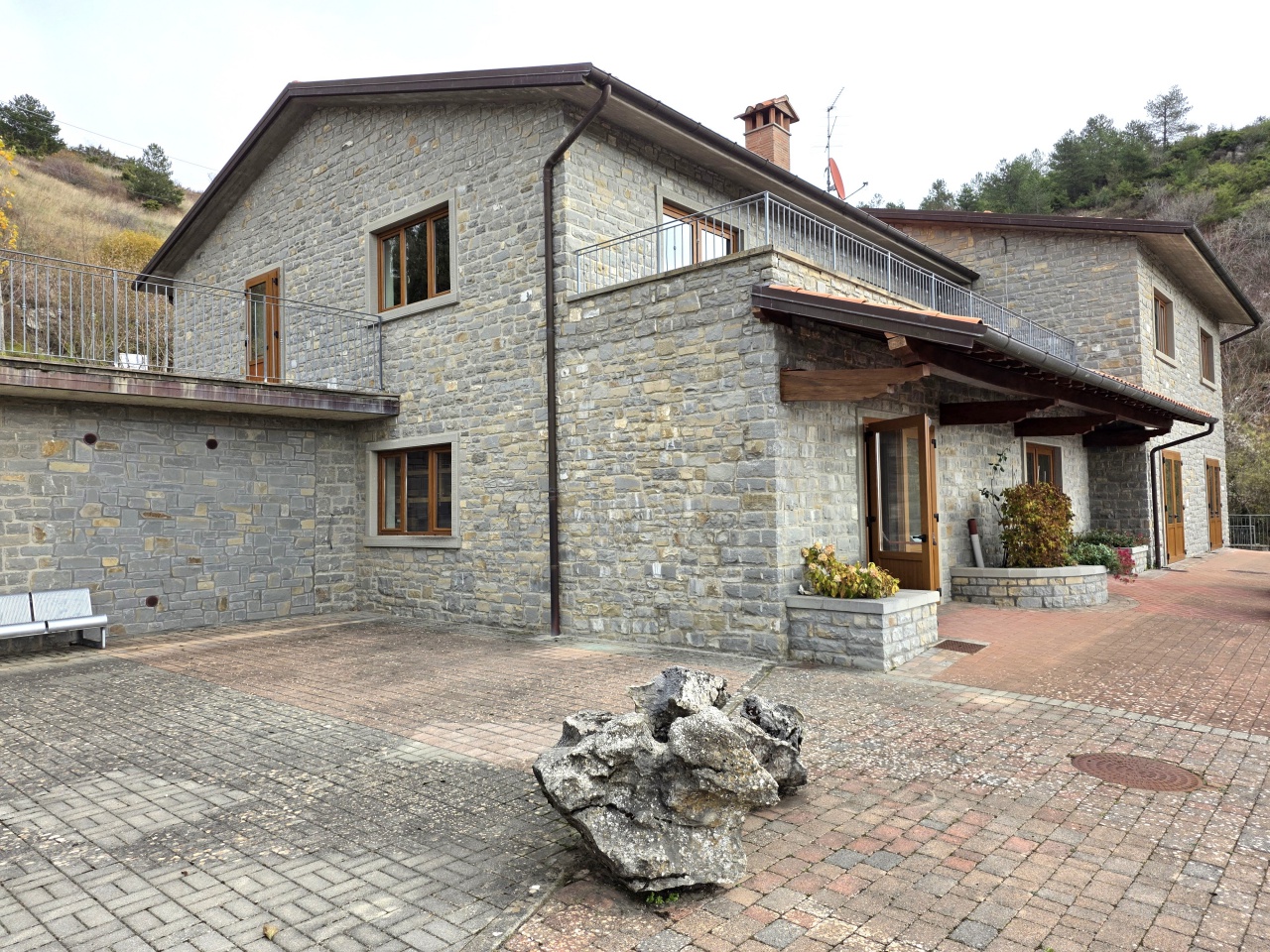 Locale commerciale con giardino a Chiusi della Verna