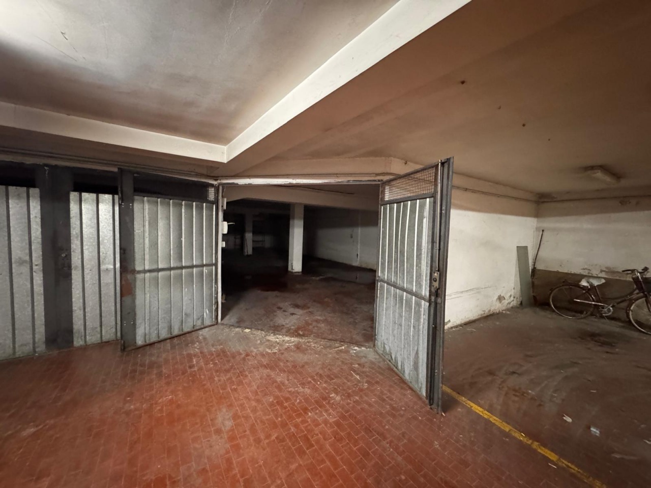 Posto auto coperto con box doppio in viale michelangelo, Arezzo