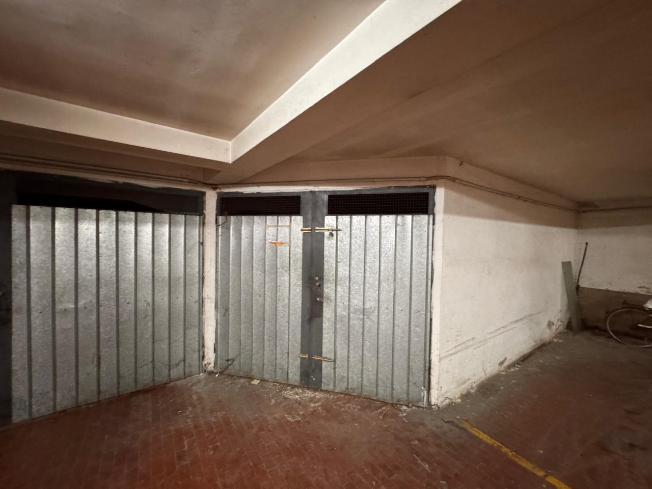 Posto auto coperto con box doppio in viale michelangelo, Arezzo