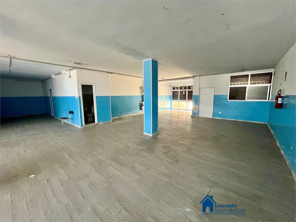 Locale commerciale in affitto a Capurso
