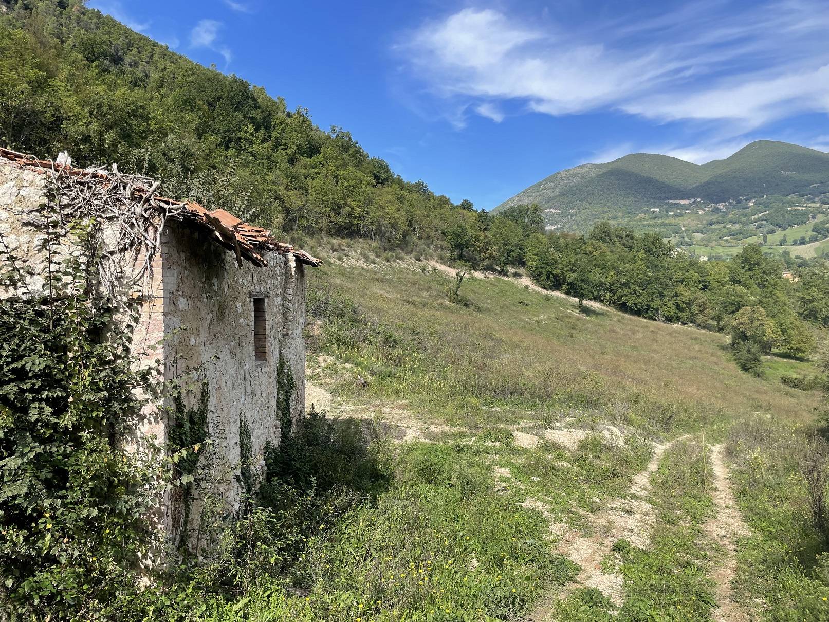 Rustico con terrazzo a Sant'Anatolia di Narco