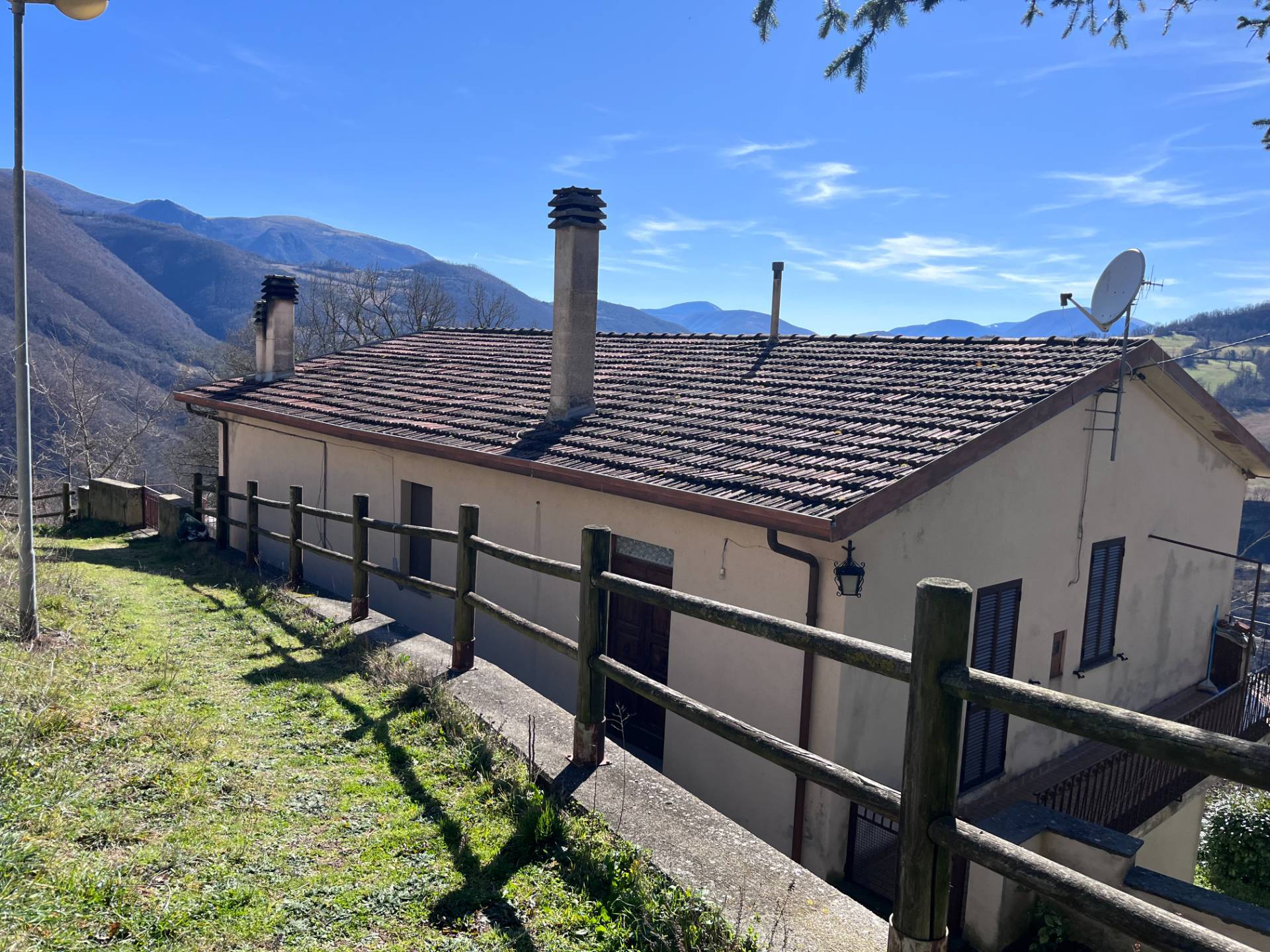 Casa semi indipendente in vendita a Sellano, Colle