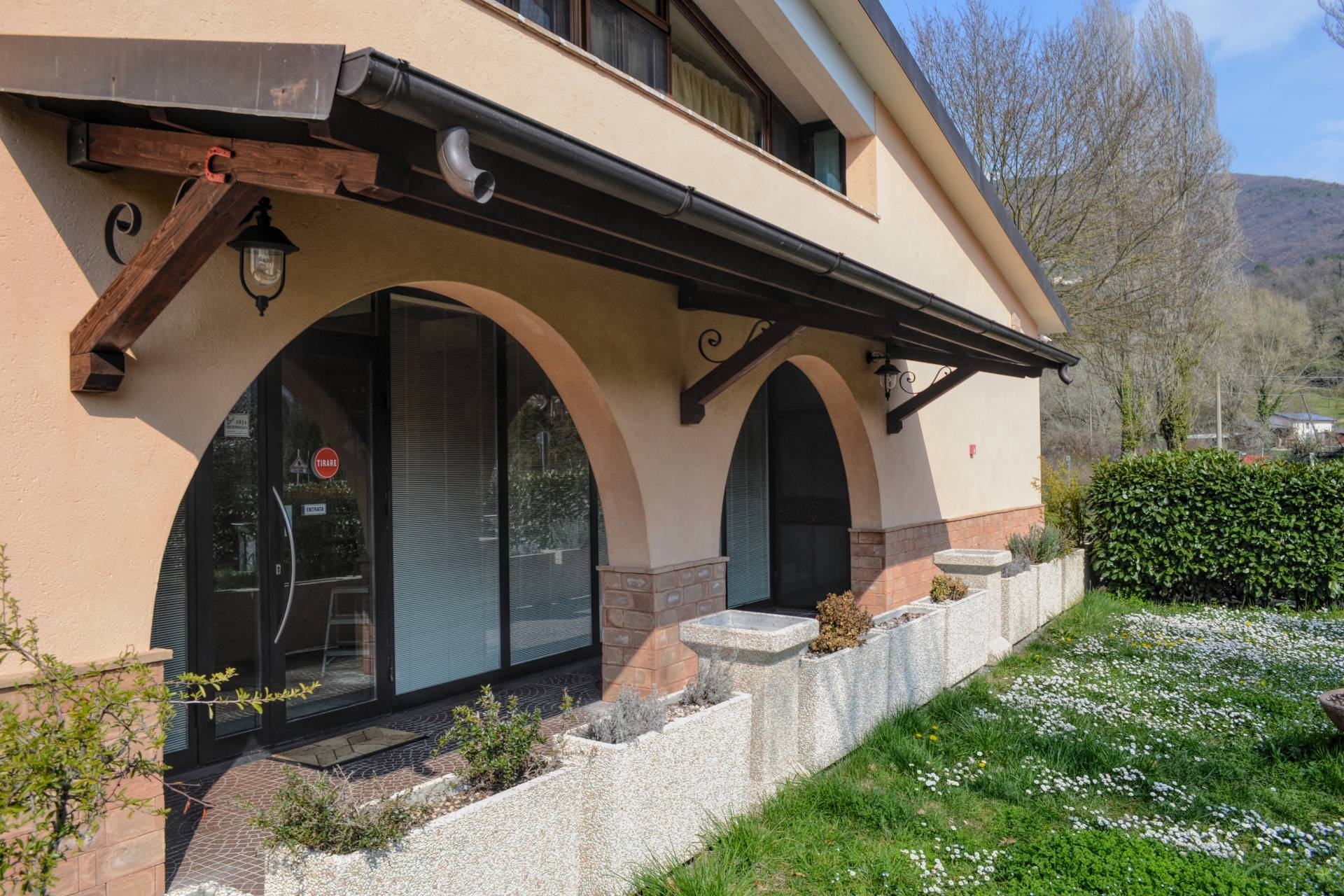 Locale commerciale in vendita a Foligno