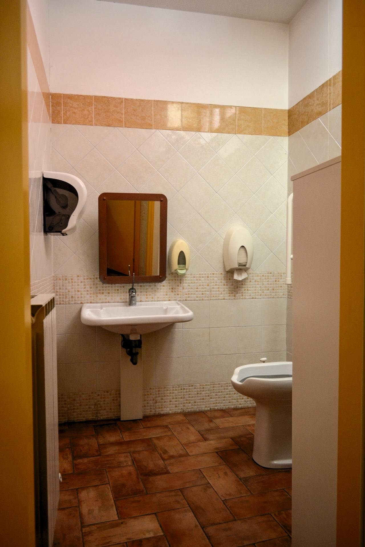 Locale commerciale in vendita a Foligno