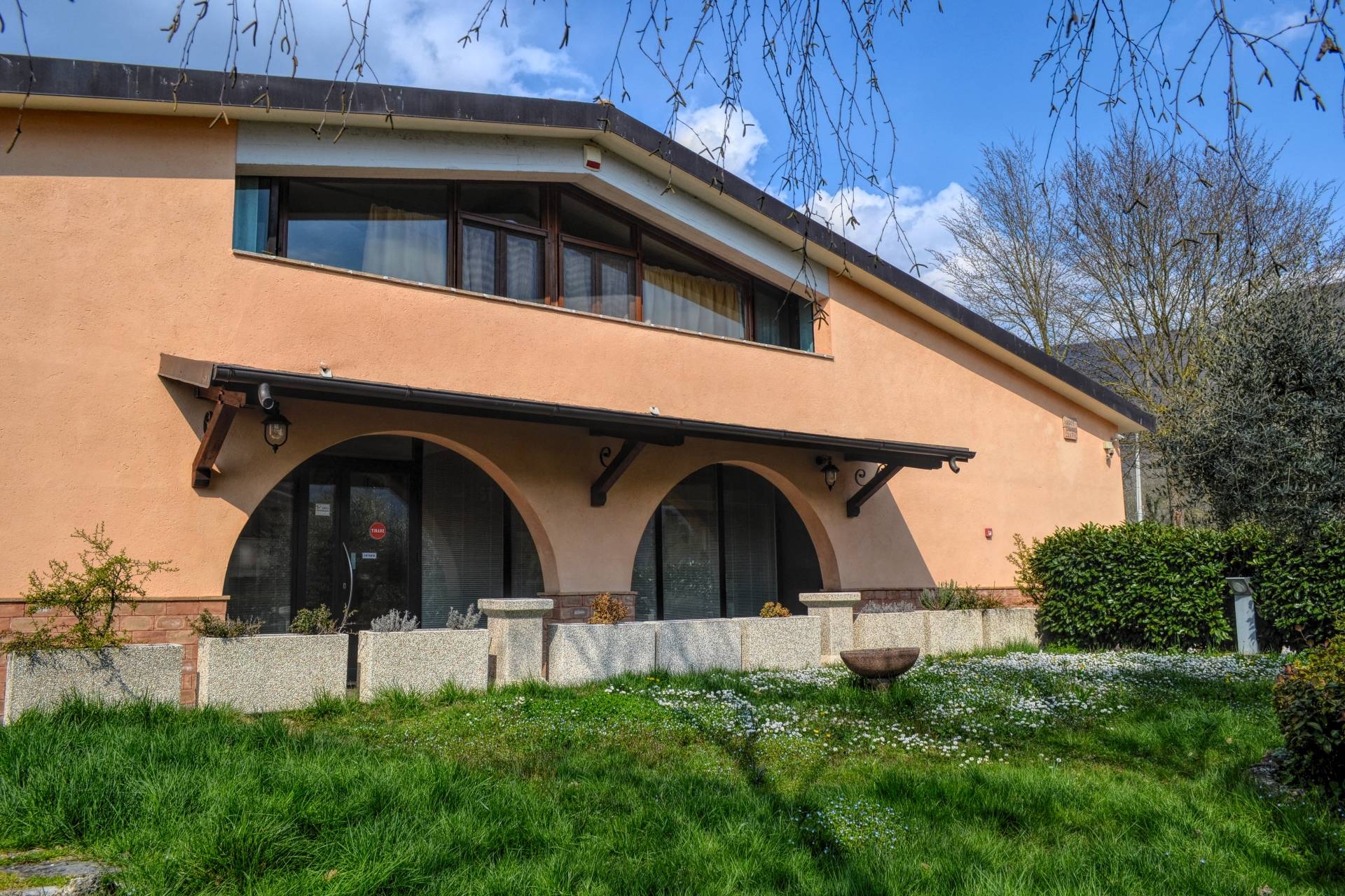 Locale commerciale in vendita a Foligno