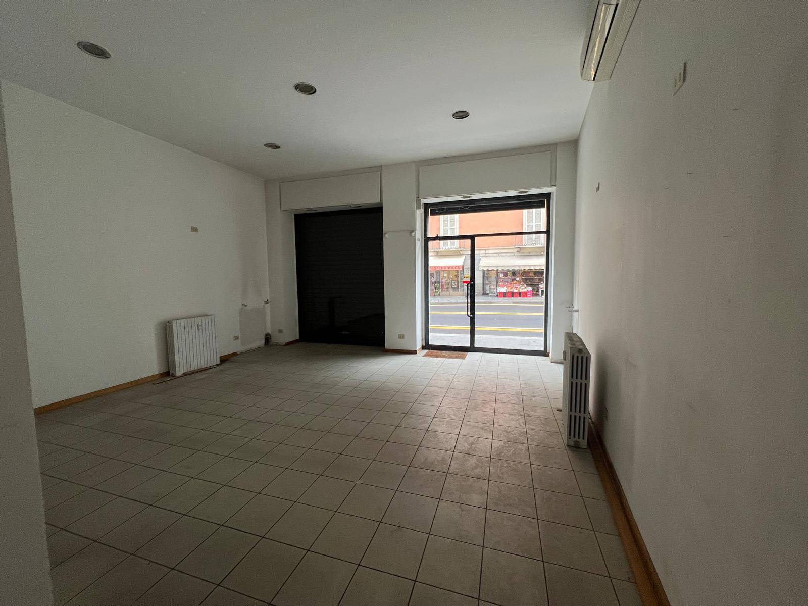 Locale commerciale in affitto a Milano, Porta Romana