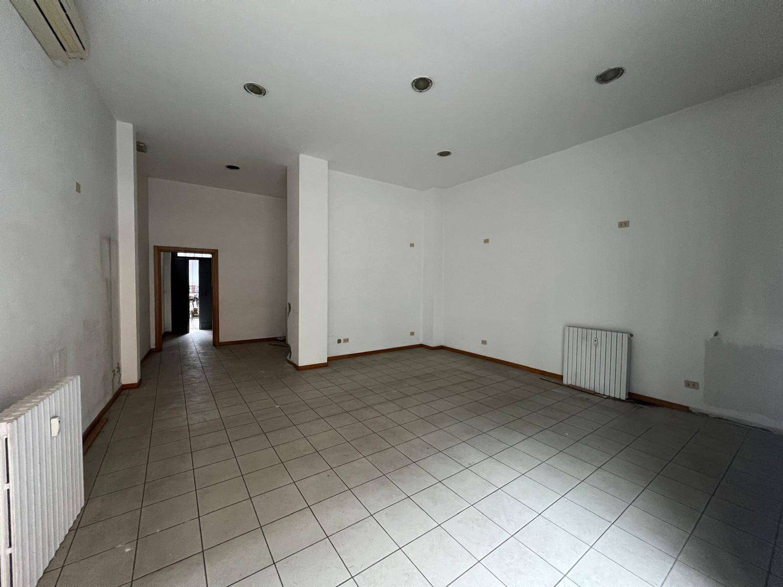 Locale commerciale in affitto a Milano, Porta Romana