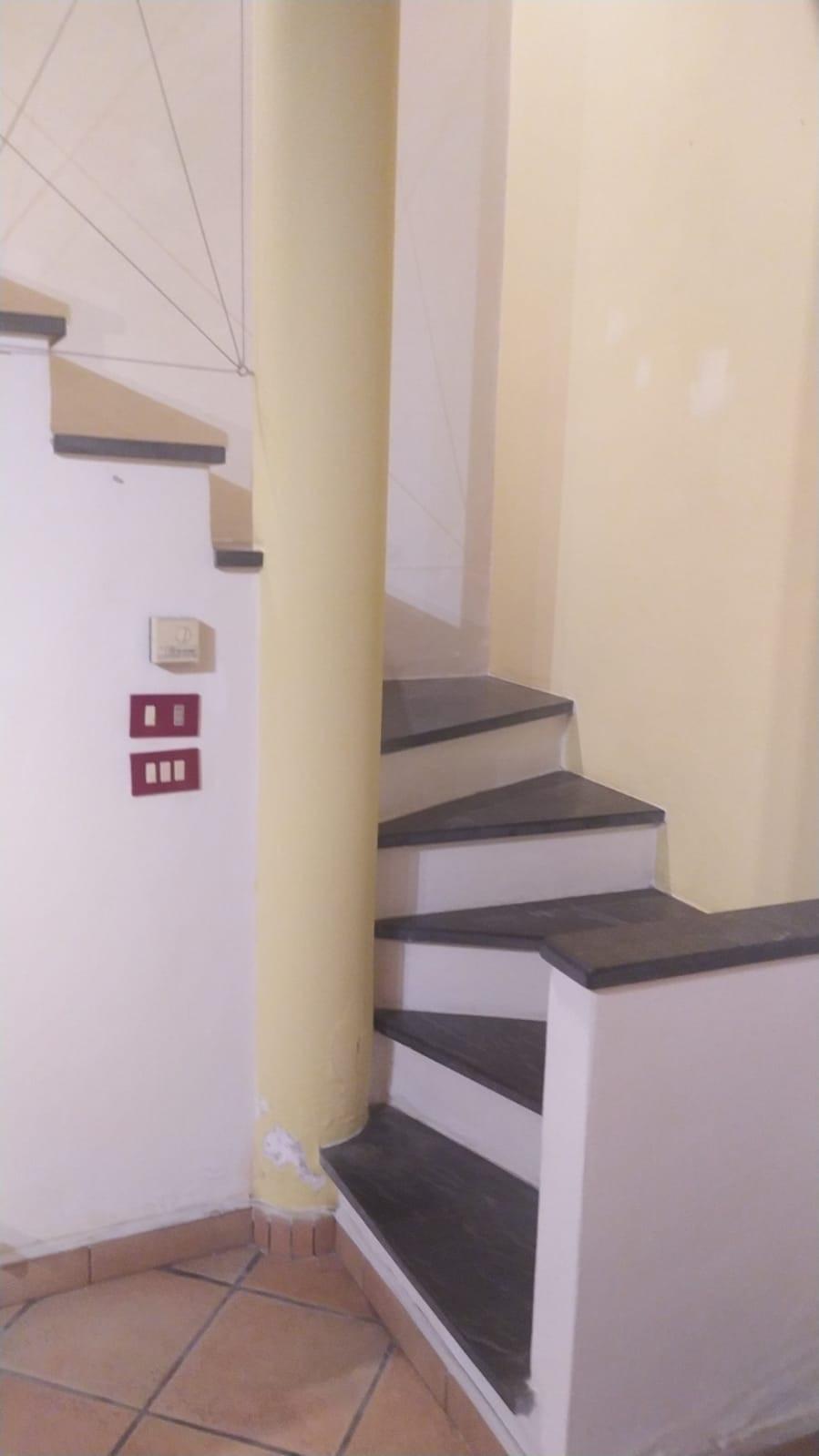 Casa indipendente arredata in affitto a Cascina