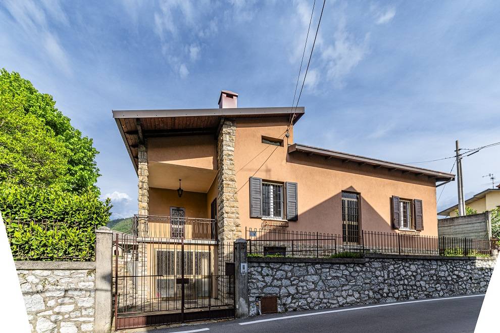 Casa indipendente con terrazzo a Alzano Lombardo