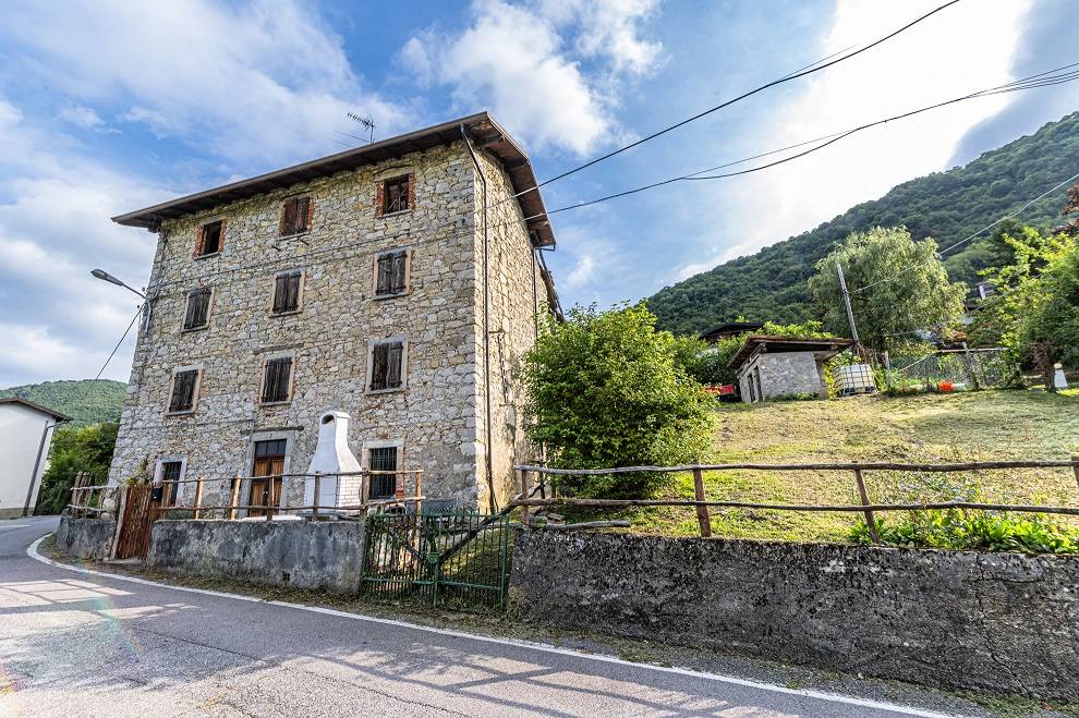 Casa indipendente con box, Albino casale