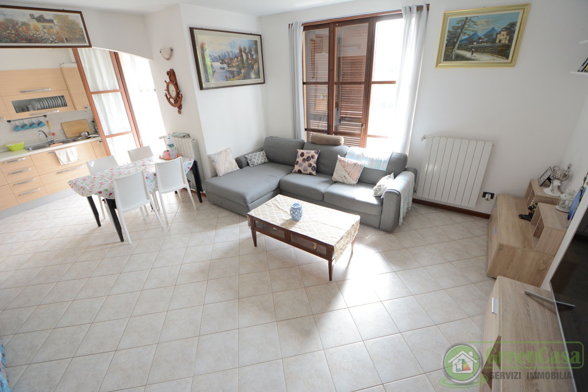 Trilocale con terrazzo in via colombo, Cavenago di Brianza