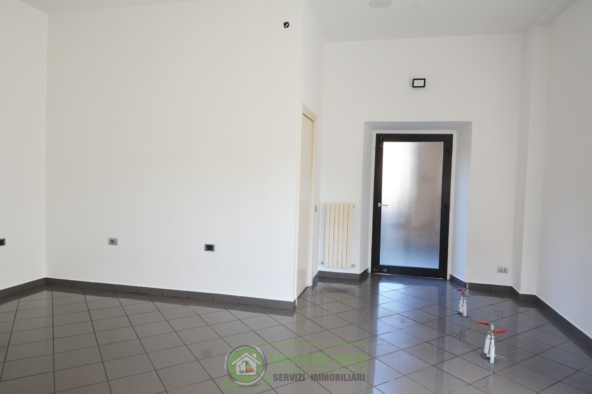 Negozio con terrazzo in piazza roma, Busnago