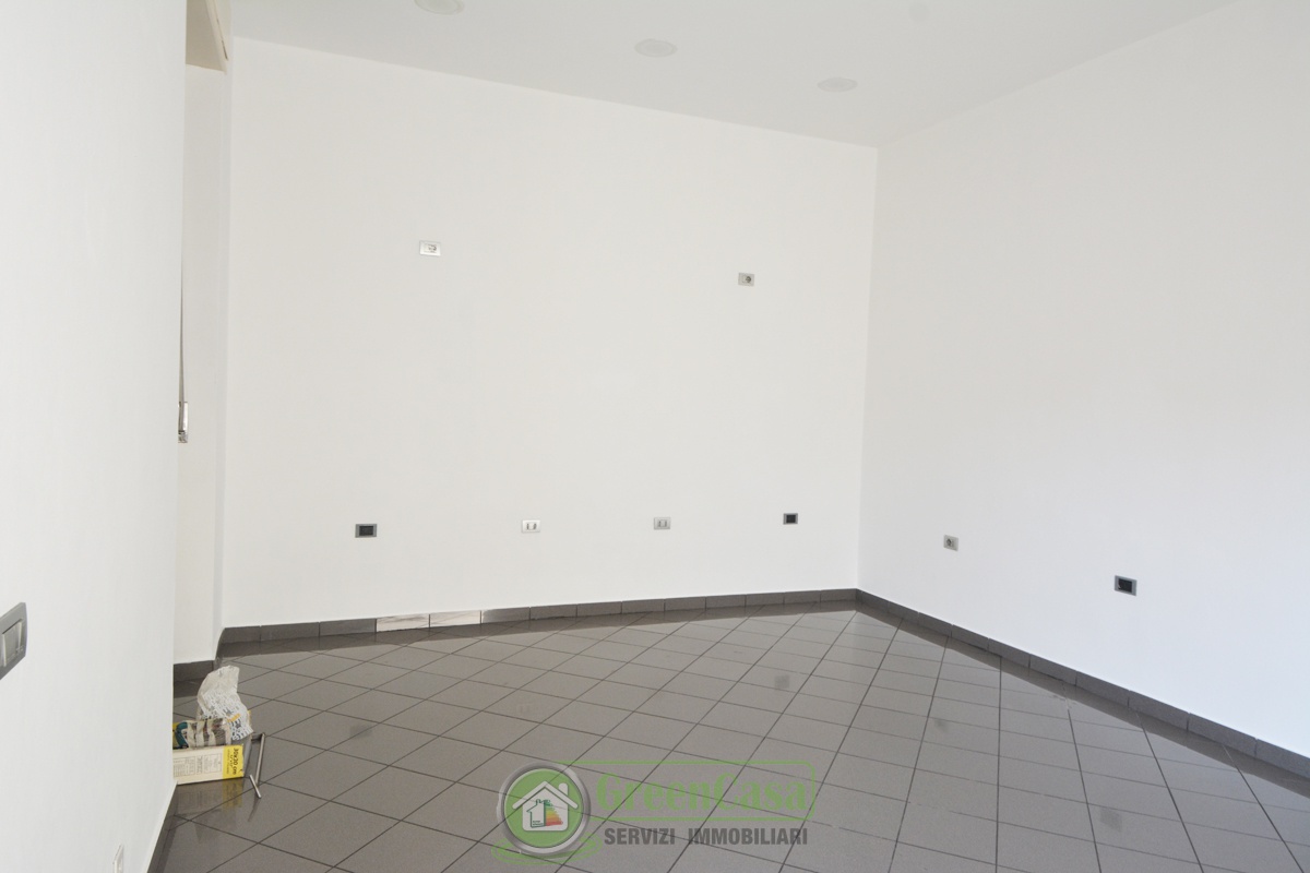 Negozio con terrazzo in piazza roma, Busnago