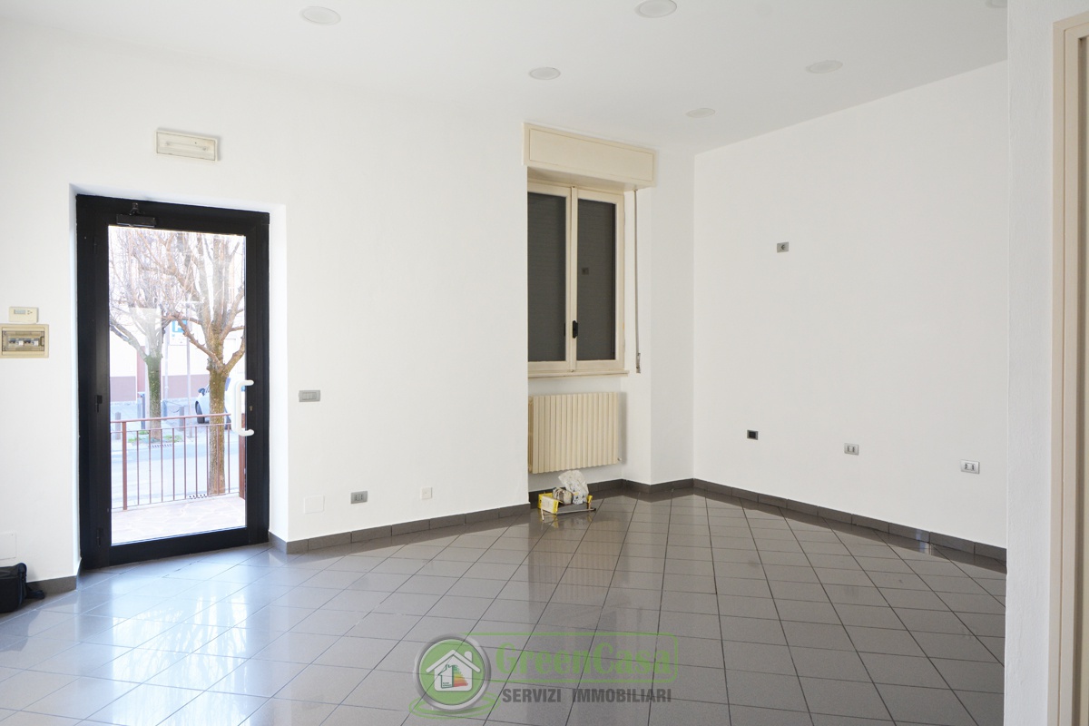 Negozio con terrazzo in piazza roma, Busnago