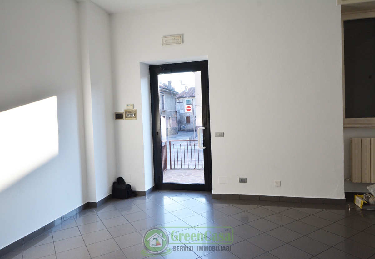 Negozio con terrazzo in piazza roma, Busnago