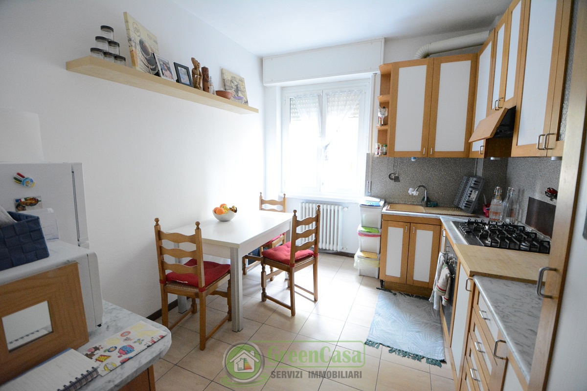 Trilocale con box in via de nicola, Cavenago di Brianza