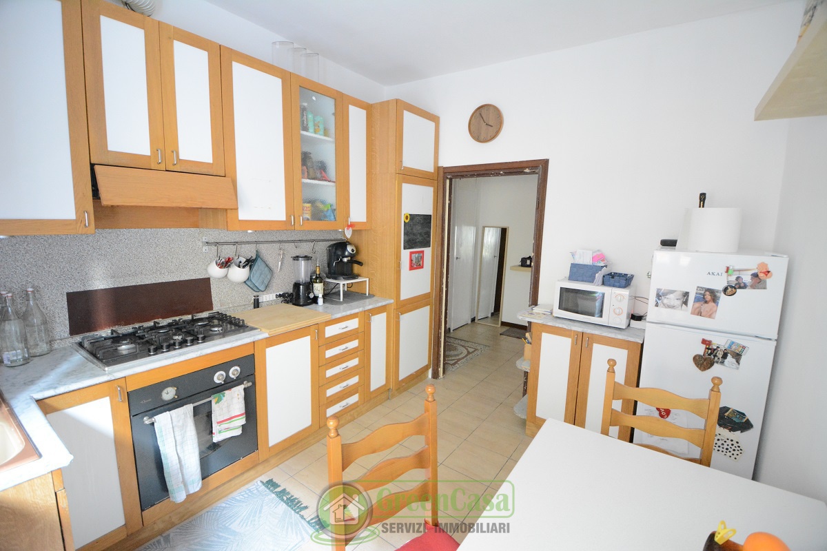 Trilocale con box in via de nicola, Cavenago di Brianza