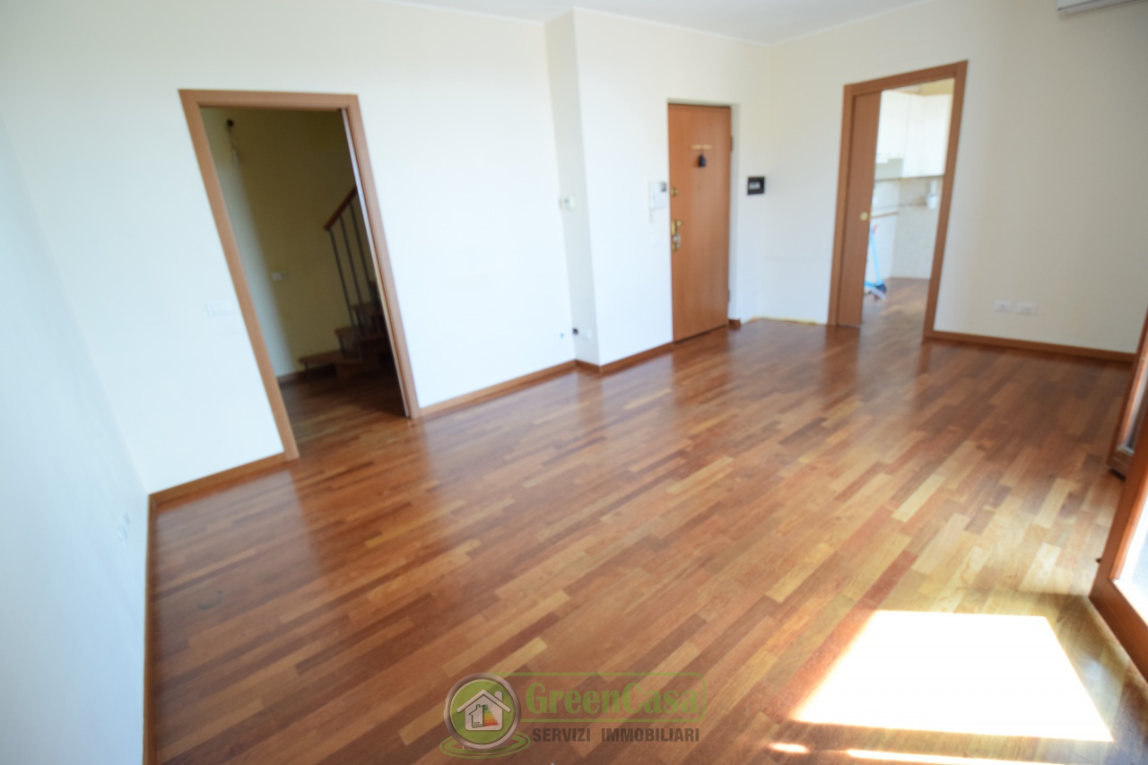 Trilocale con terrazzo in via santuario, Ornago