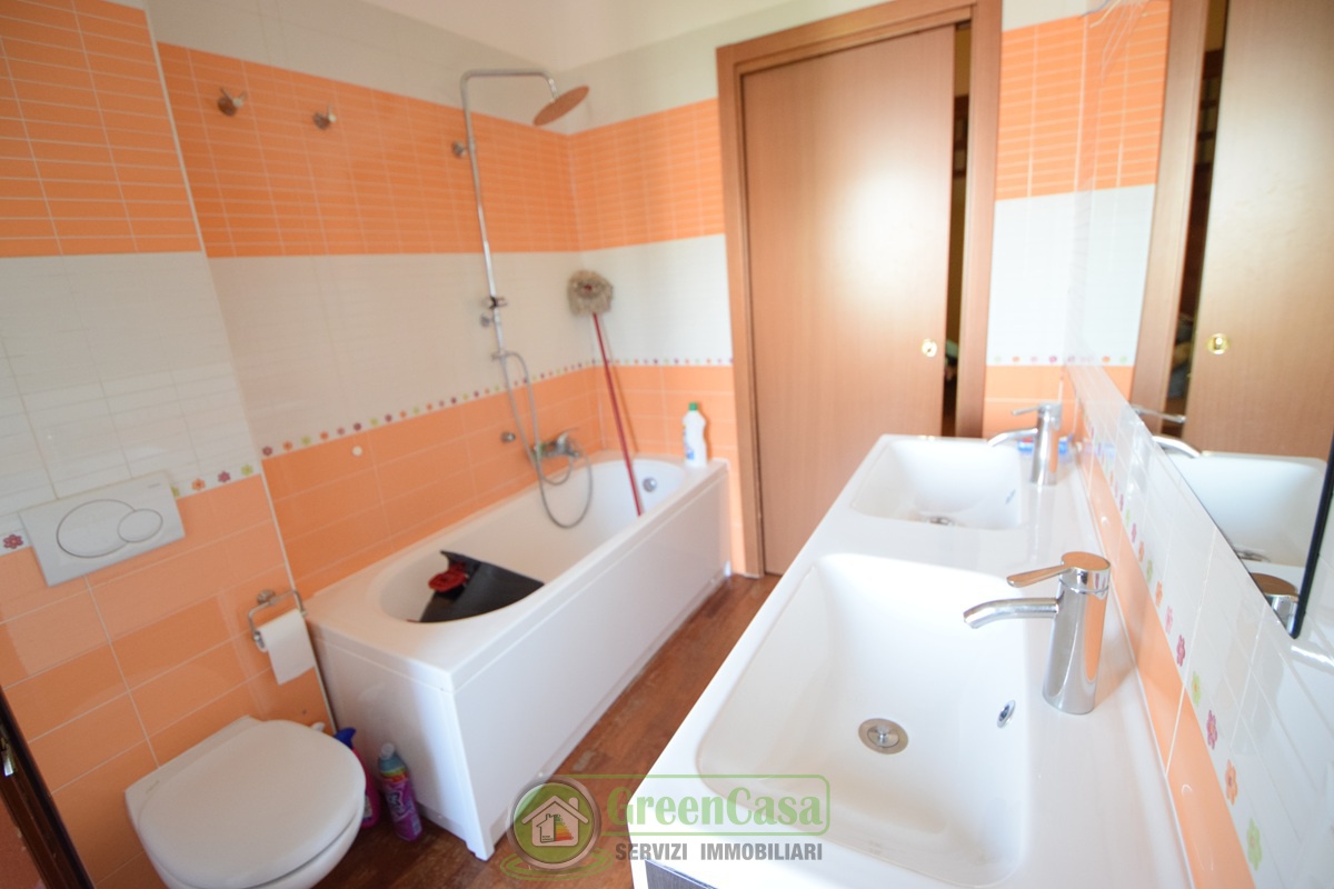 Trilocale con terrazzo in via santuario, Ornago