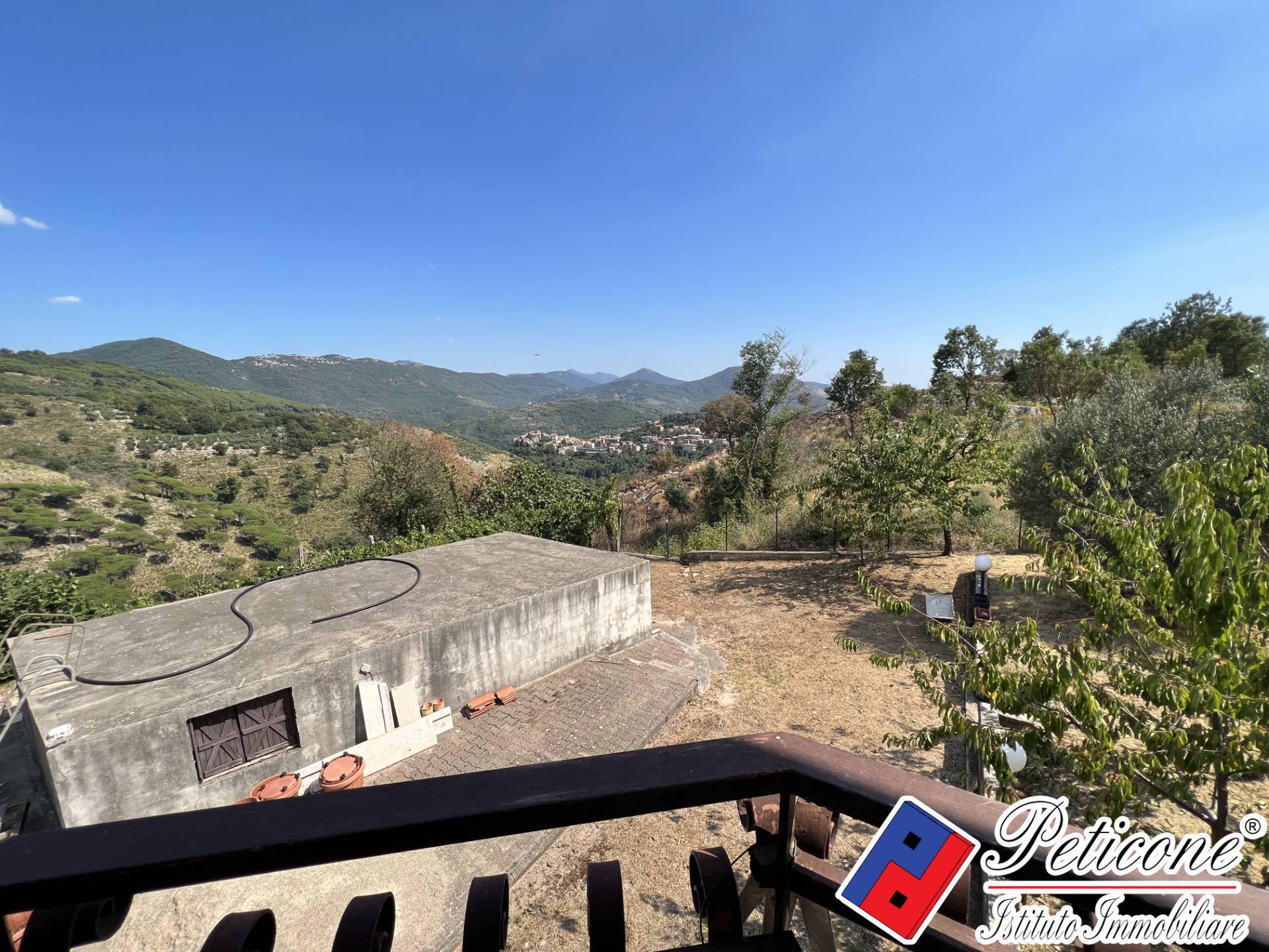 Villa in vendita a Lenola, Semicentro