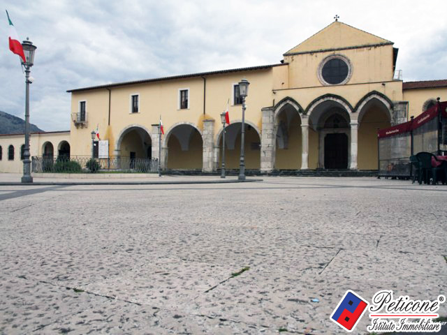 Locale in vendita a Fondi, Centro