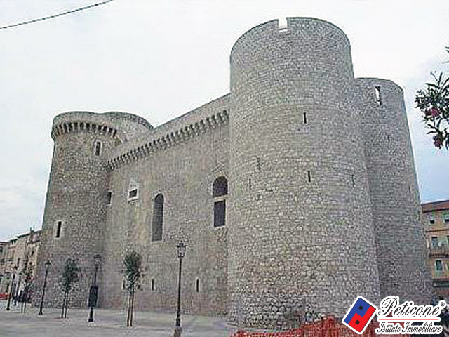 Locale in vendita a Fondi, Centro