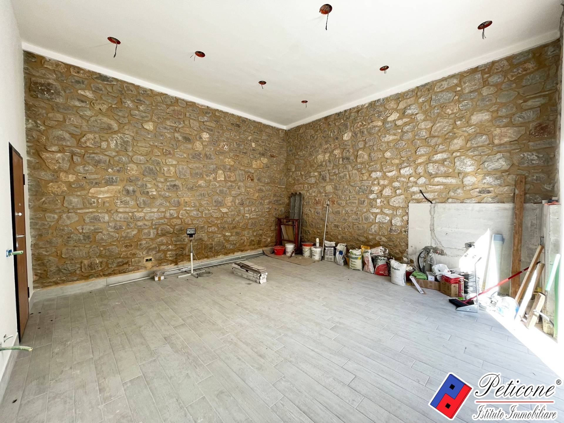 Locale in vendita a Fondi, Centro