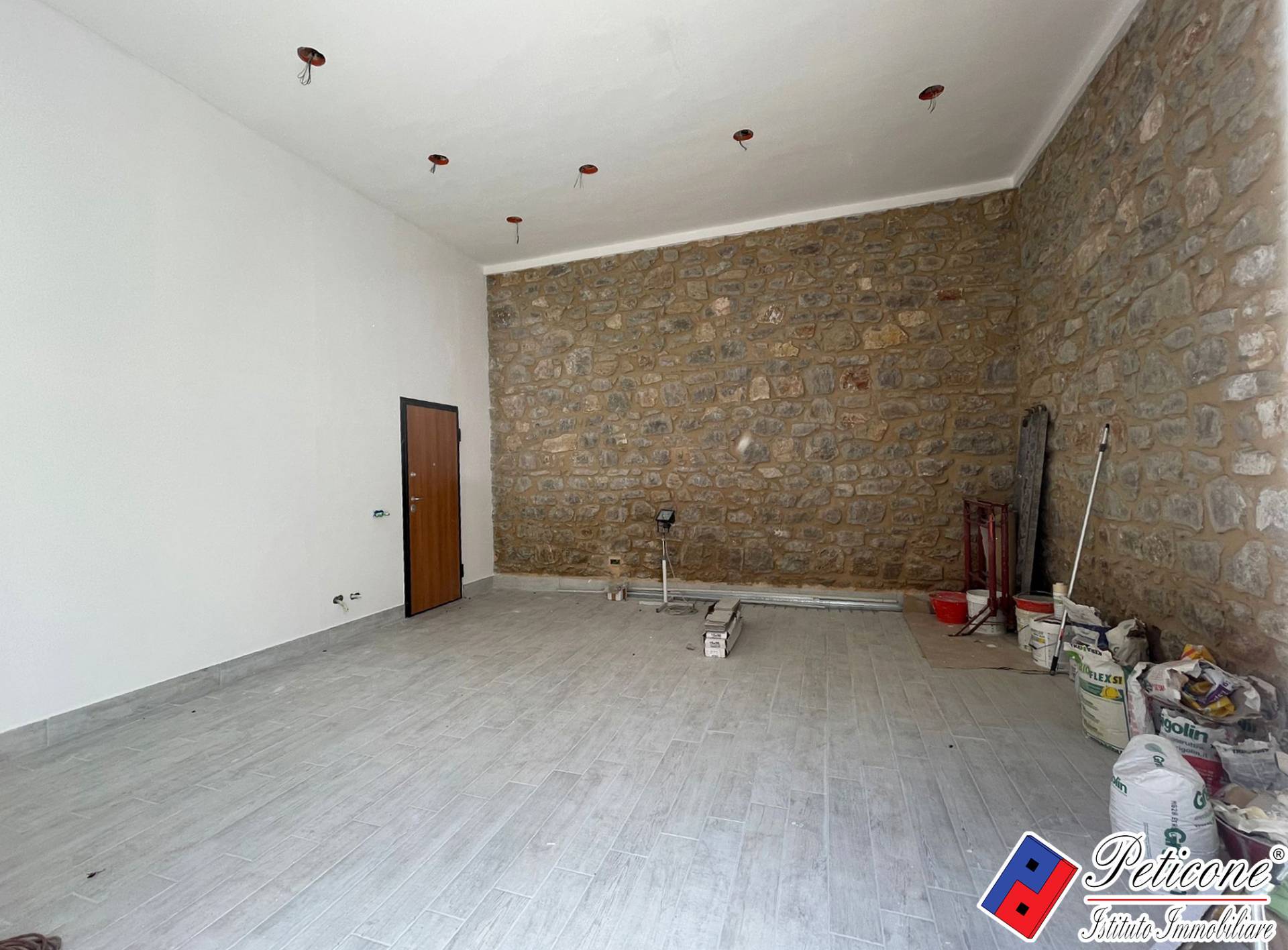 Locale in vendita a Fondi, Centro