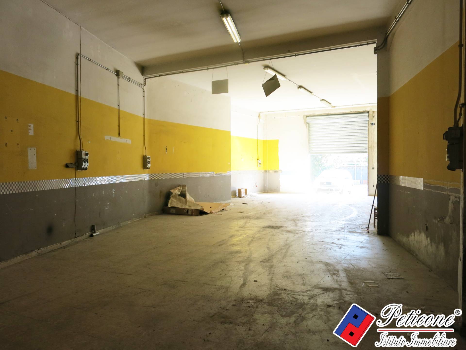 Locale in vendita a Fondi, Semicentro