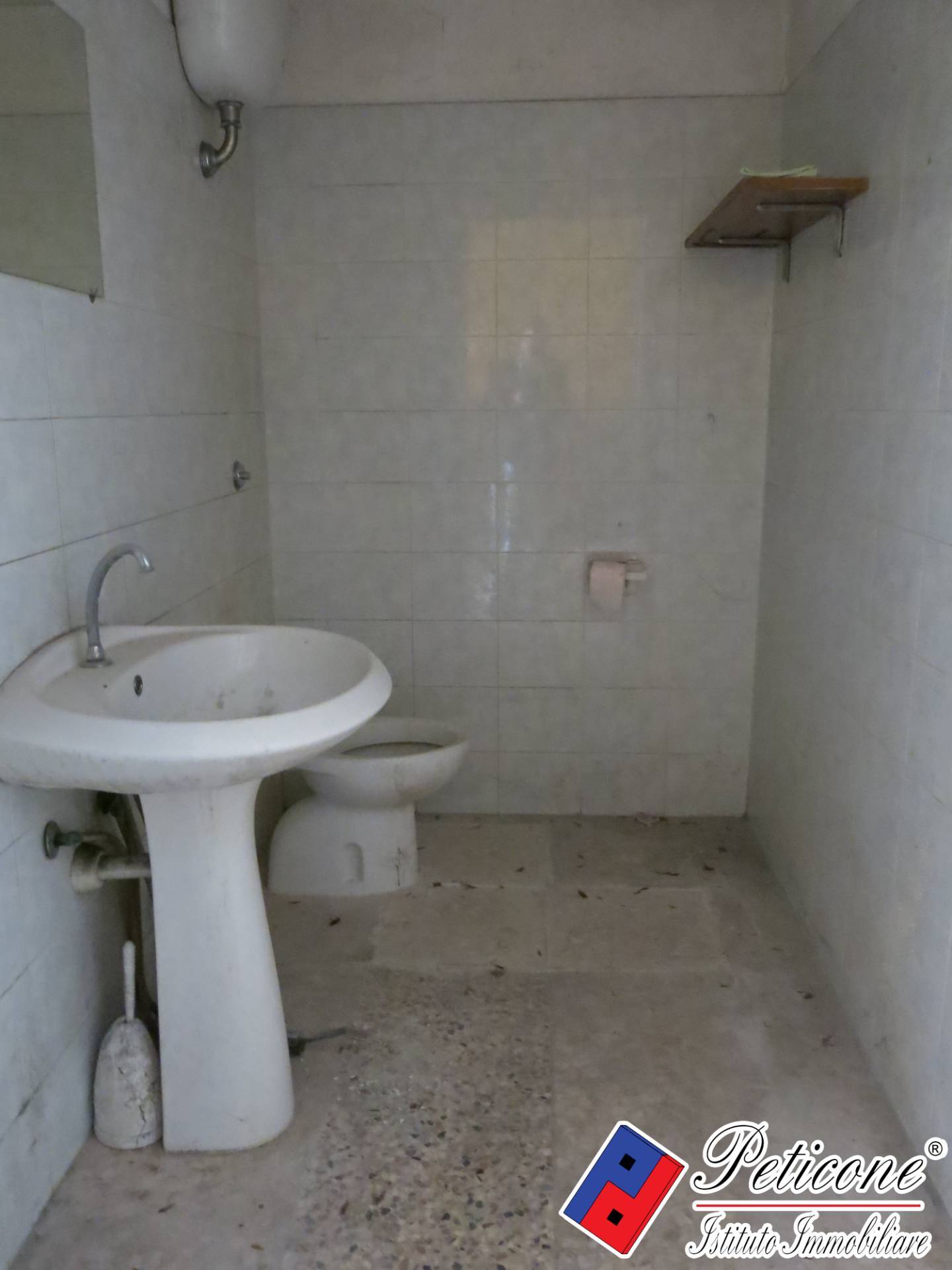 Locale in vendita a Fondi, Semicentro