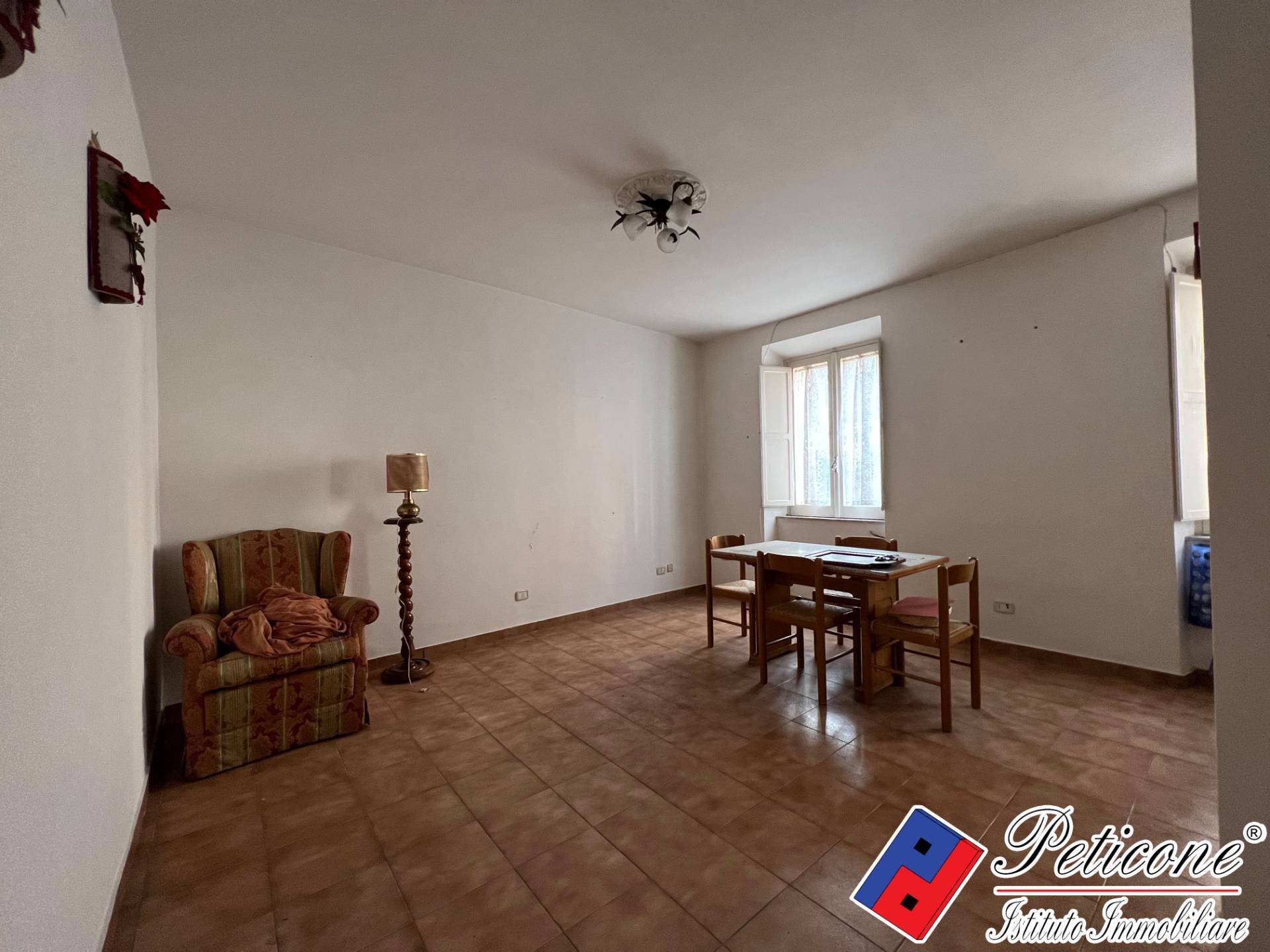 Stabile-Palazzo in vendita a Lenola, Centro