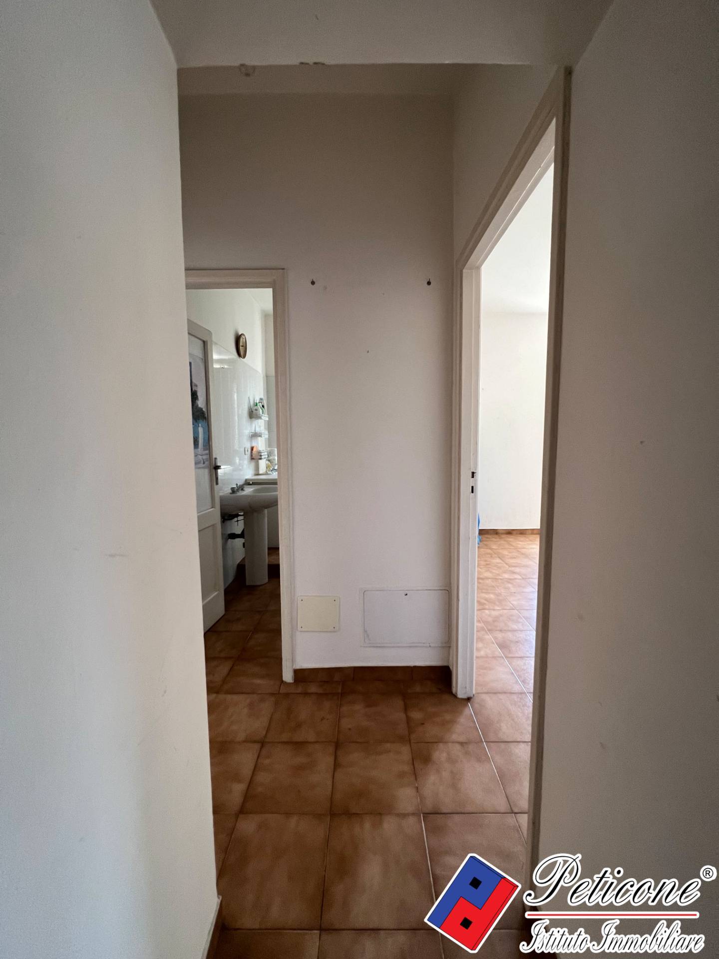 Stabile-Palazzo in vendita a Lenola, Centro