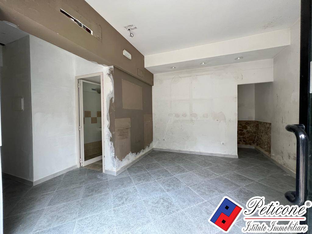 Locale in affitto a Fondi, Centro