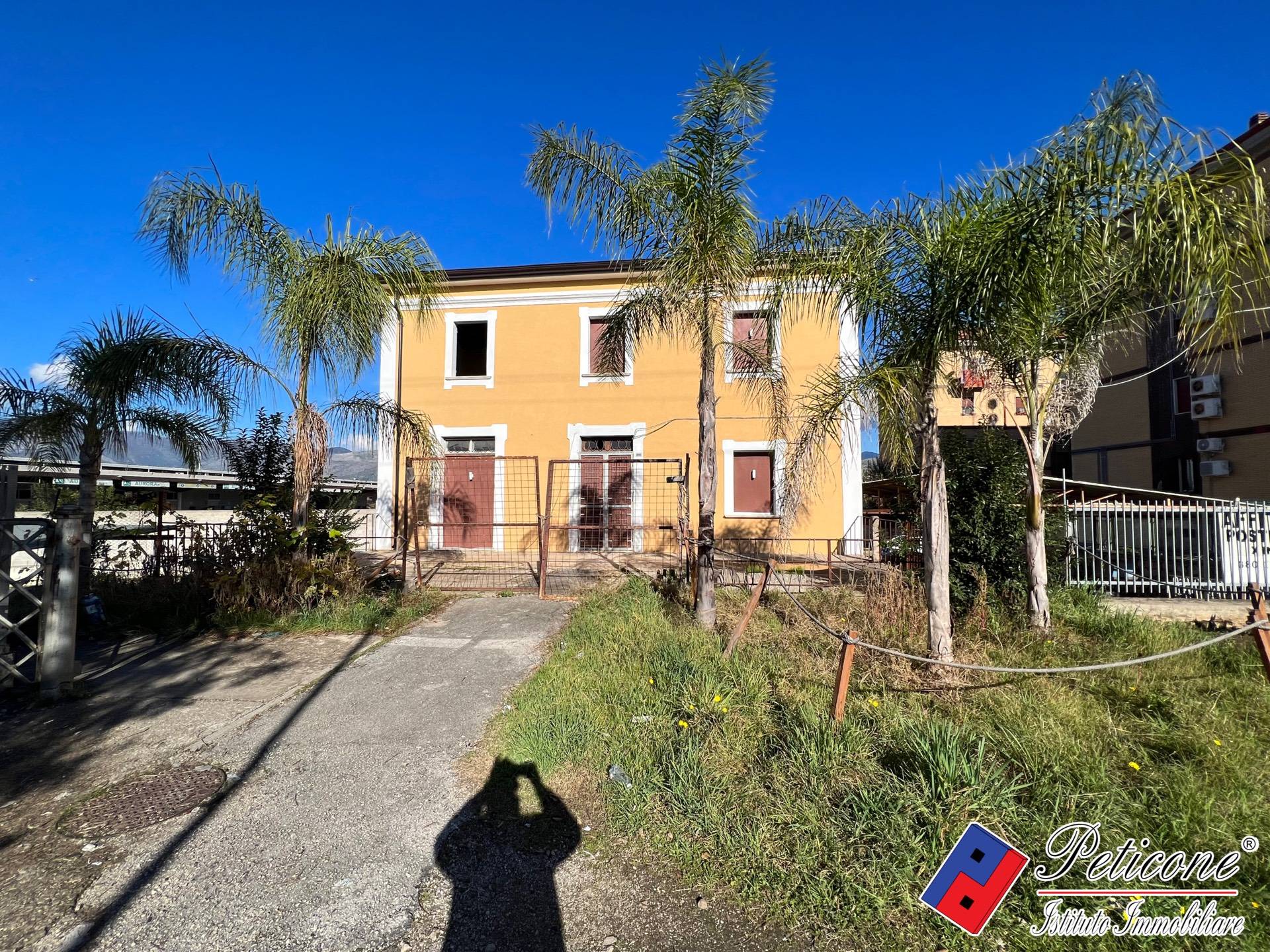 Stabile-Palazzo in vendita a Fondi, Stazione