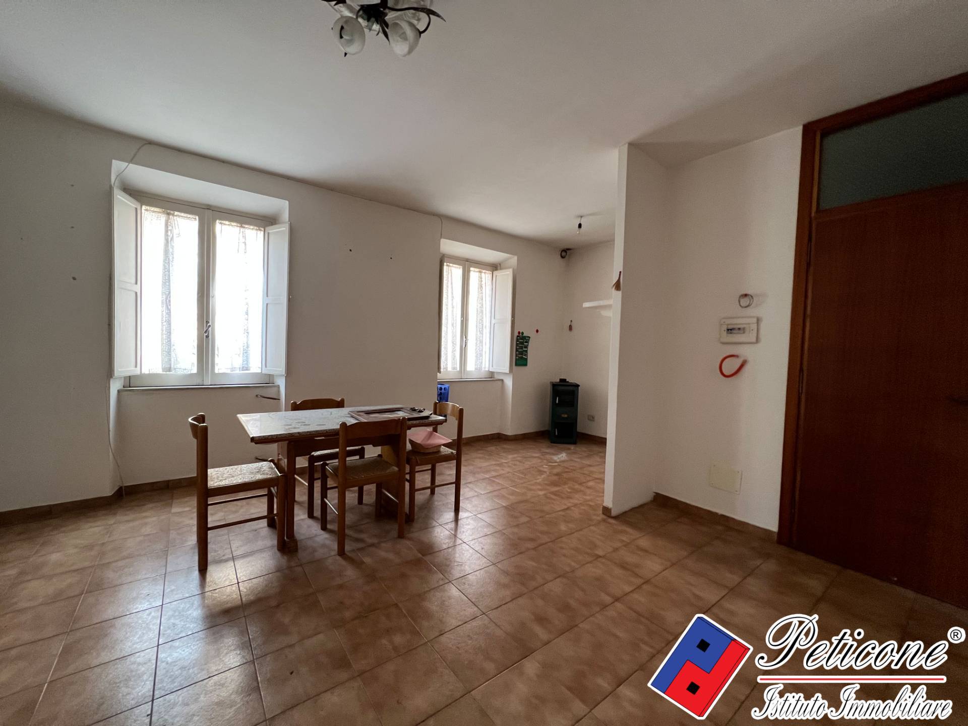 Stabile-Palazzo in vendita a Lenola, Centro