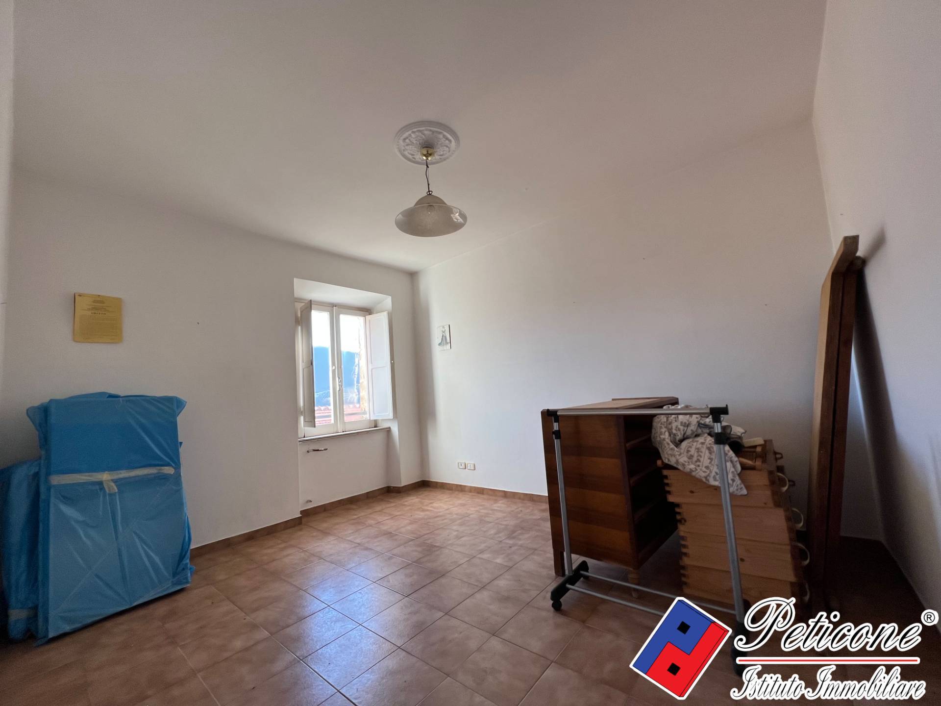 Stabile-Palazzo in vendita a Lenola, Centro