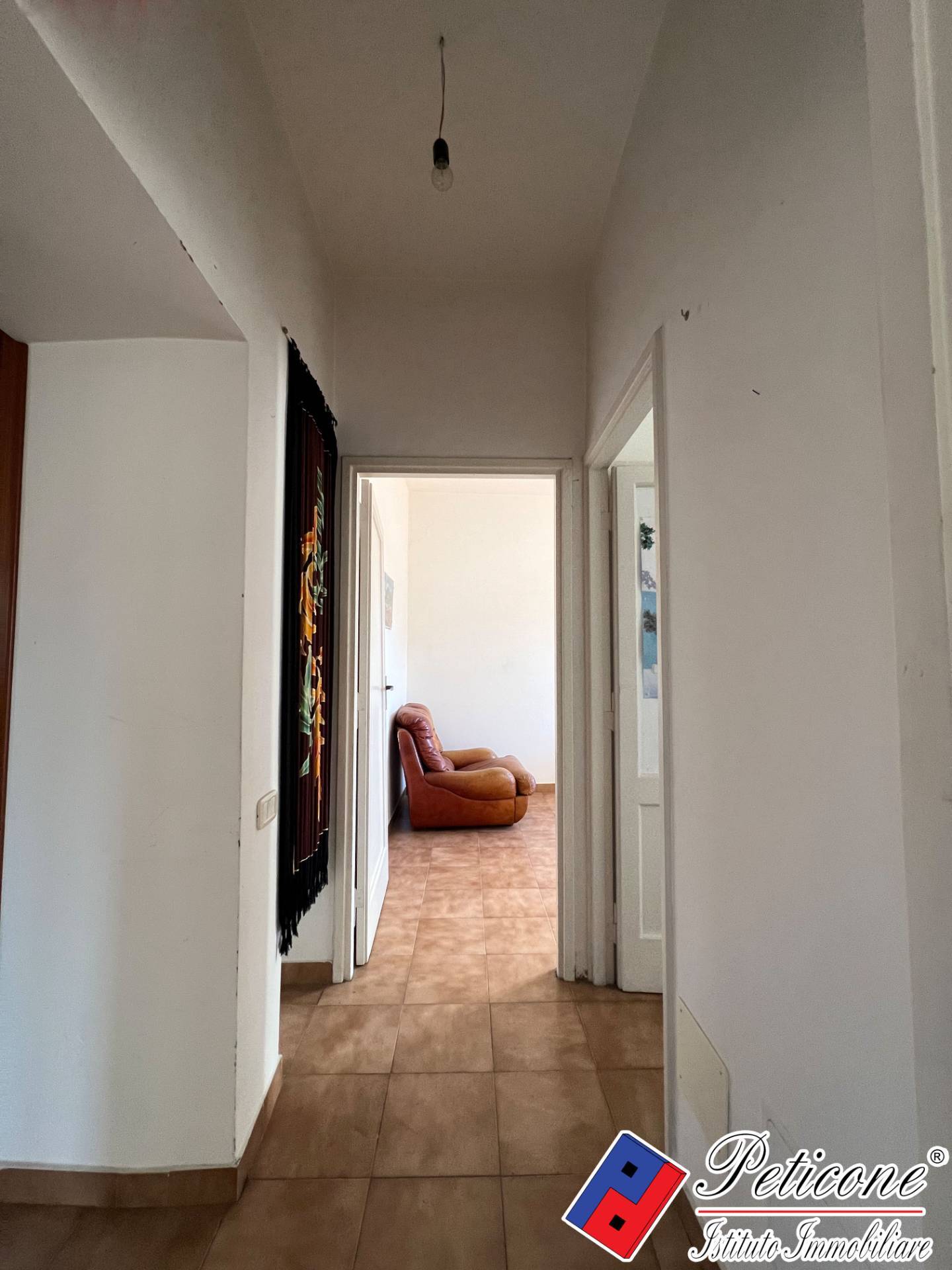 Stabile-Palazzo in vendita a Lenola, Centro