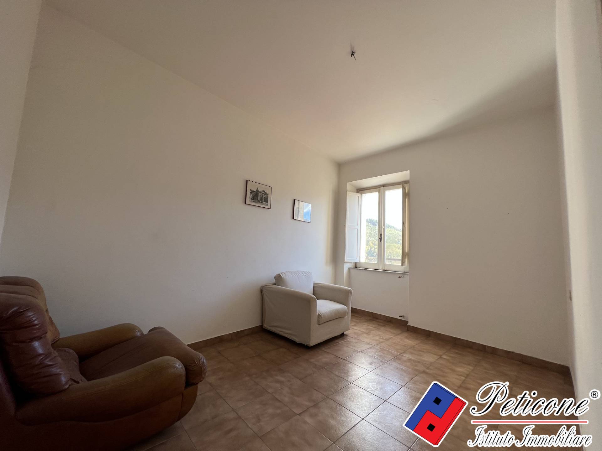 Stabile-Palazzo in vendita a Lenola, Centro