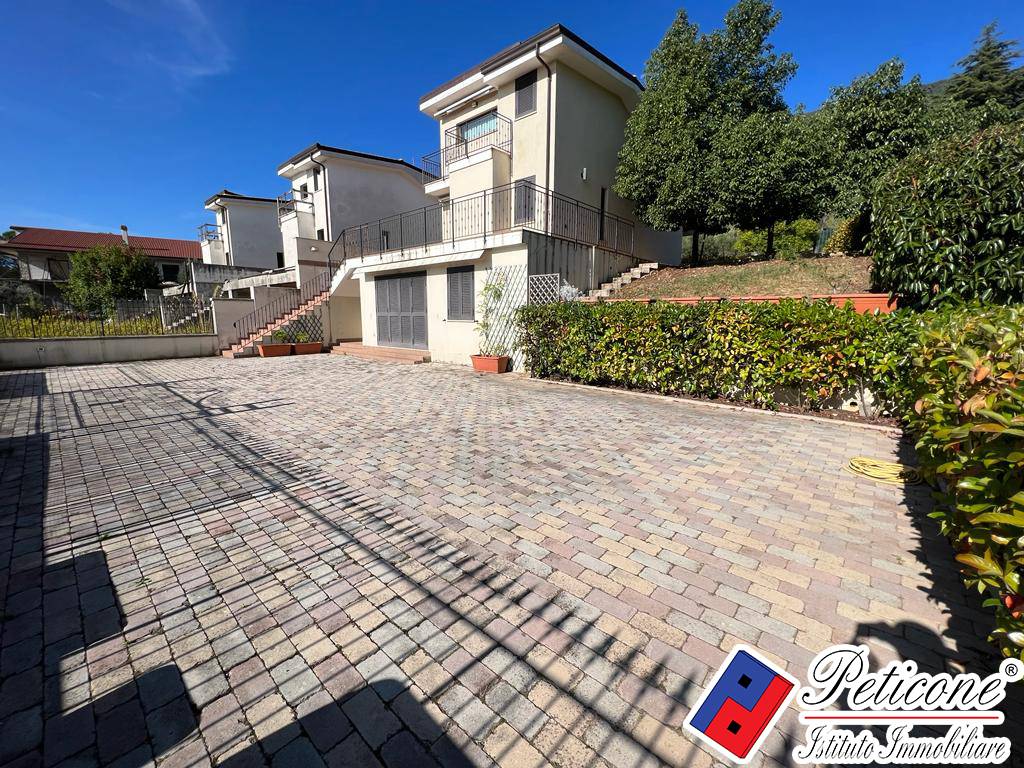 Villa in vendita a Lenola, Semicentro