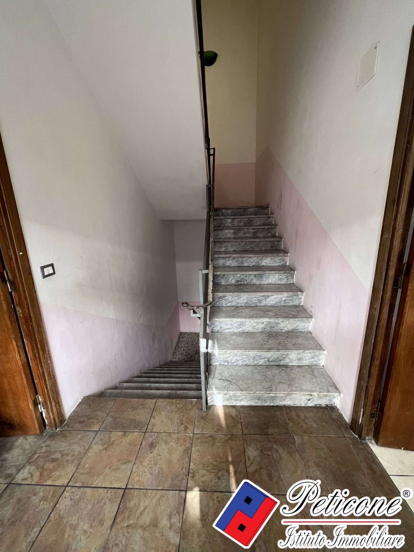 Stabile-Palazzo in vendita a Lenola, Centro