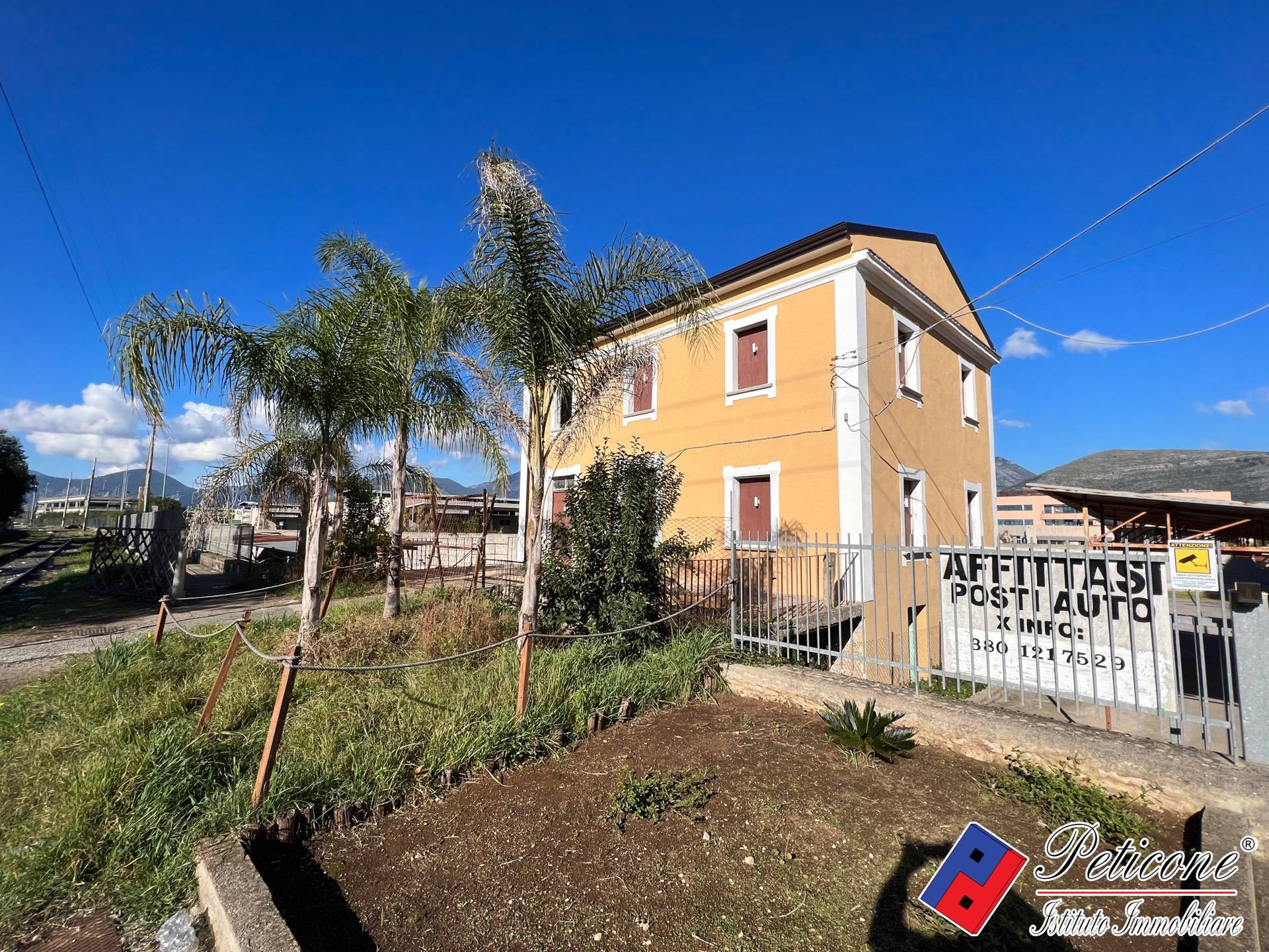 Stabile-Palazzo in vendita a Fondi, Stazione